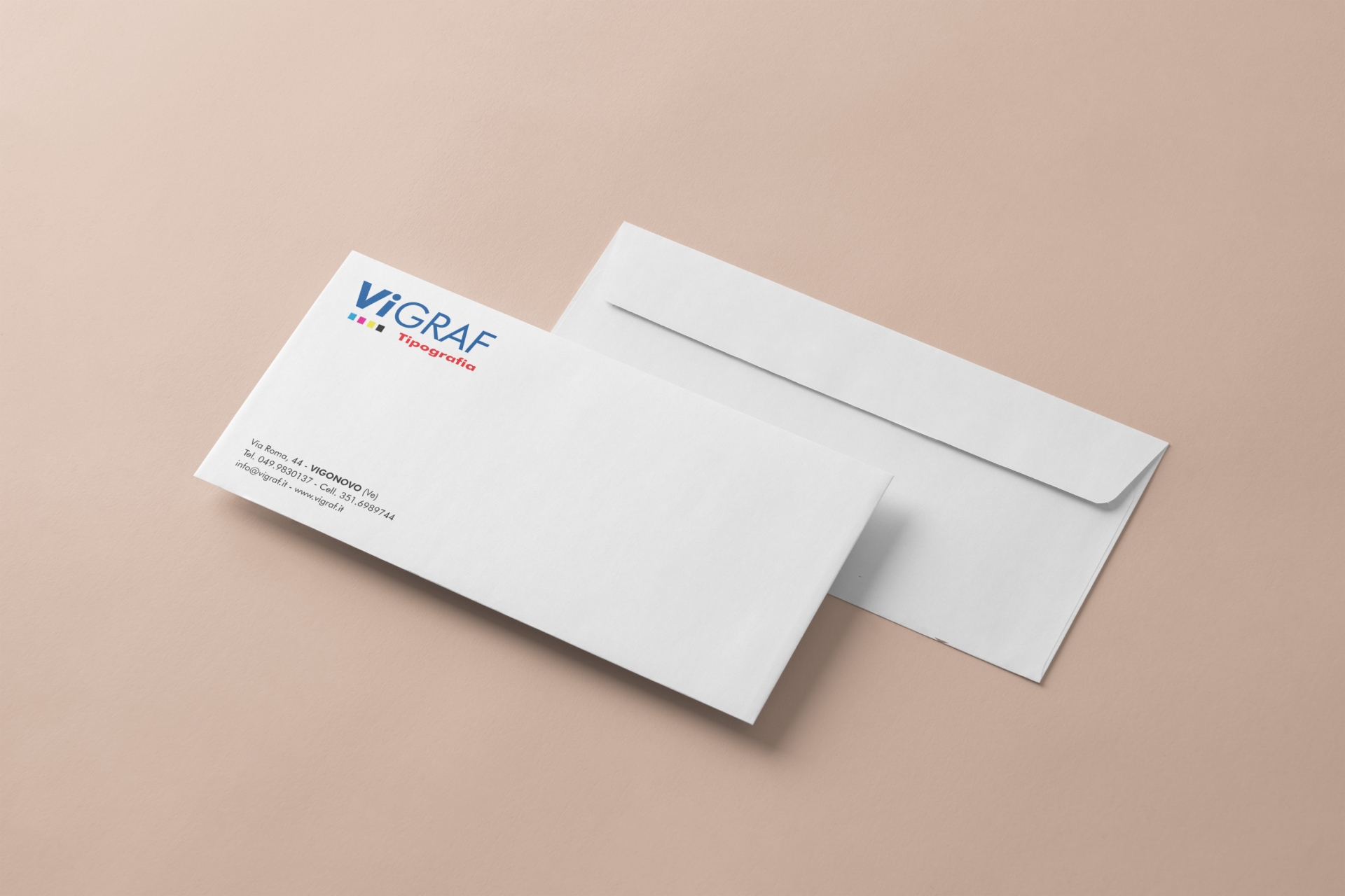 Buste da lettera bianche con logo Vigraf stampato e dati di contatto, su sfondo rosa cipria